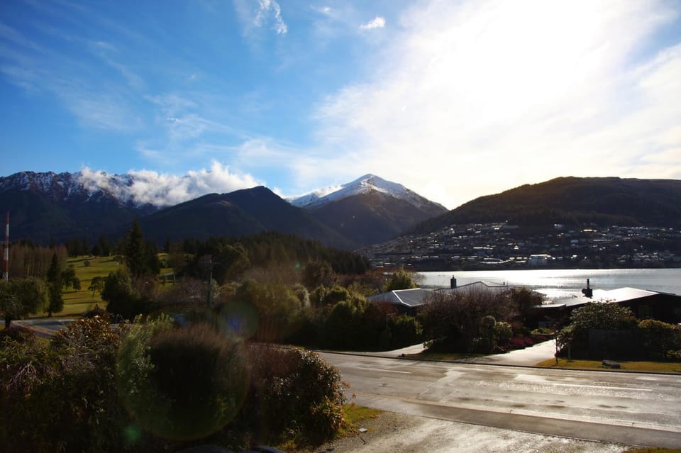Sunny Lakeside Haven House in Queenstown