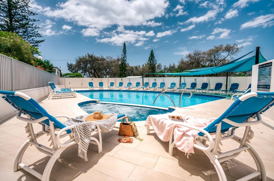 Day, Swimming pool, sunbed