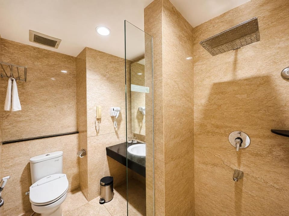 Shower, Toilet, Bathroom, bidet, towels