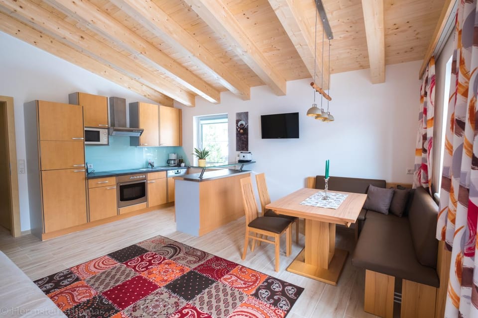 Kitchen or kitchenette, Living room, Seating area, Dining area
