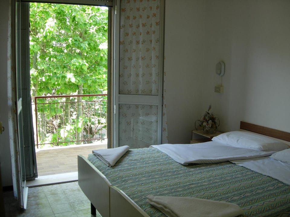 Bed, Photo of the whole room, Bedroom, Inner courtyard view, towels