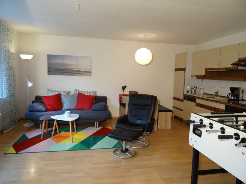 Coffee/tea facilities, Kitchen or kitchenette, Living room, Seating area, Dining area