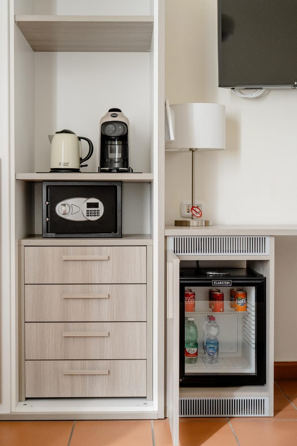 TV and multimedia, Coffee/tea facilities, Photo of the whole room, minibar, safe