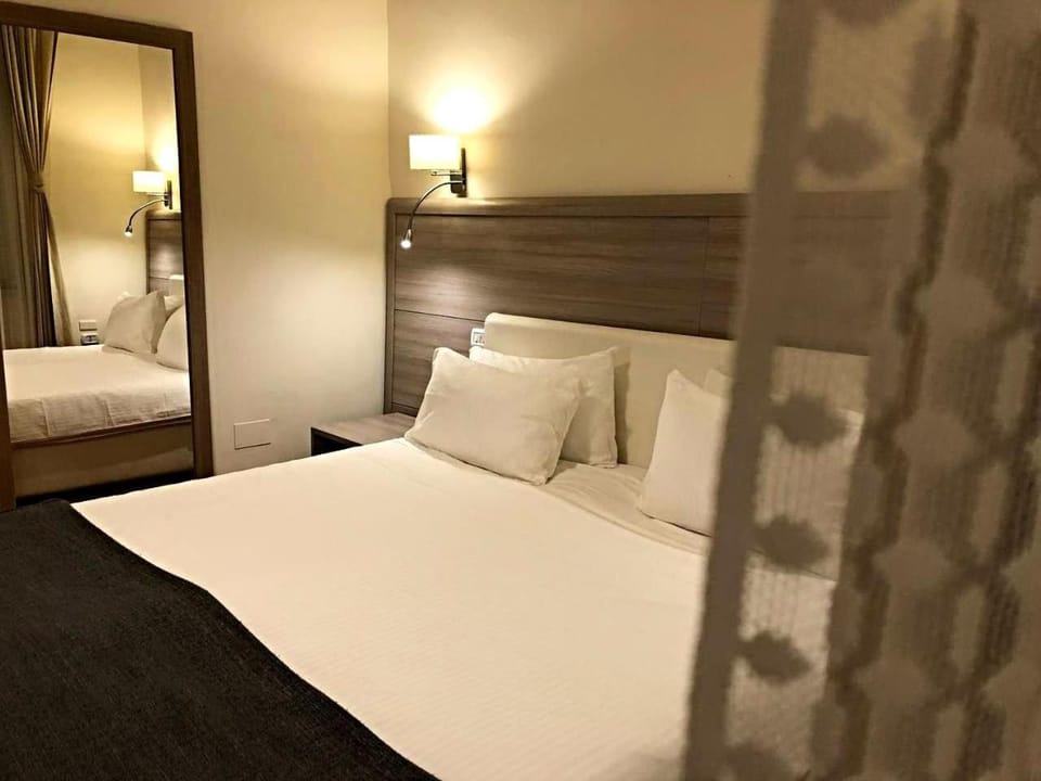 Bed, Photo of the whole room, Decorative detail, Bedroom