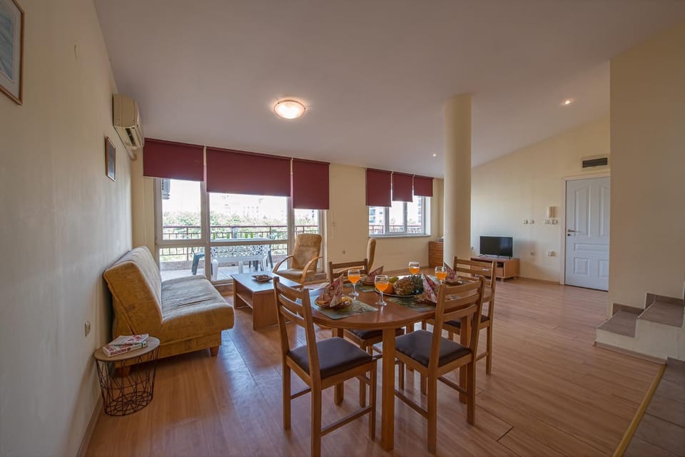 Living room, Photo of the whole room, Dining area