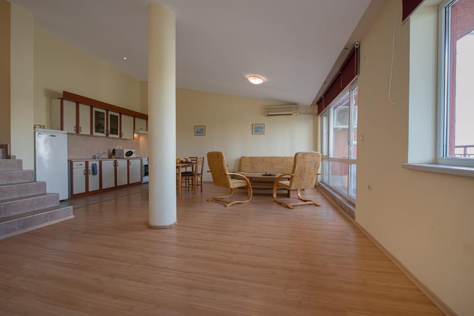 Living room, Photo of the whole room
