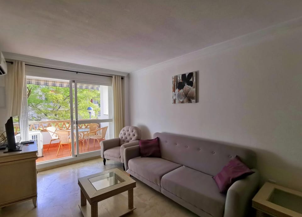 Day, Living room, On site
