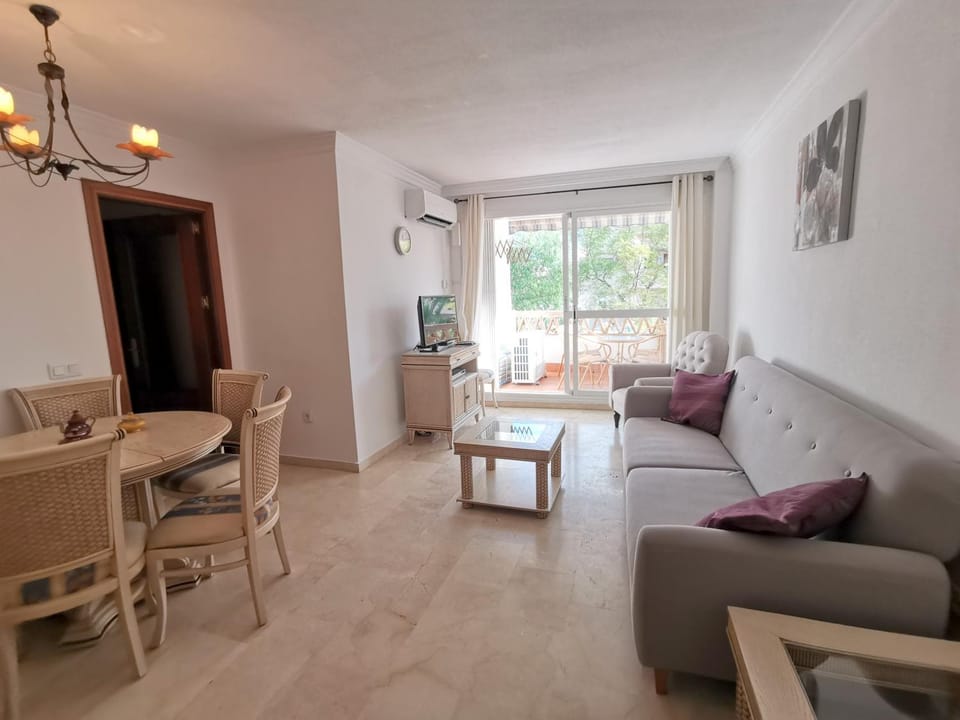 Day, Living room, On site