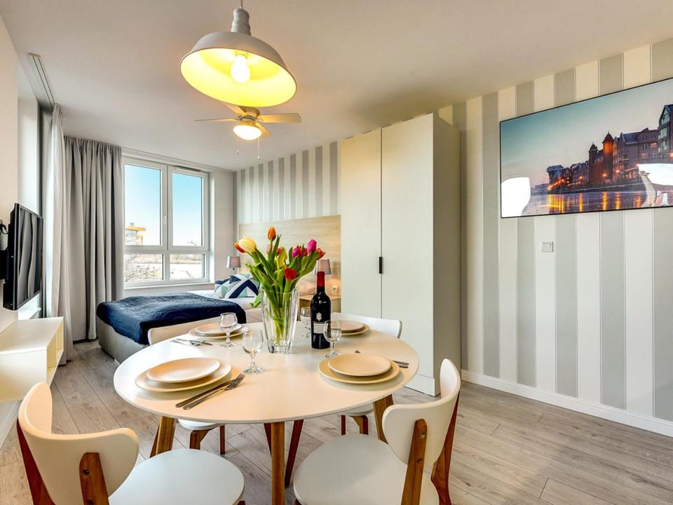 TV and multimedia, View (from property/room), Photo of the whole room, Decorative detail, Bedroom