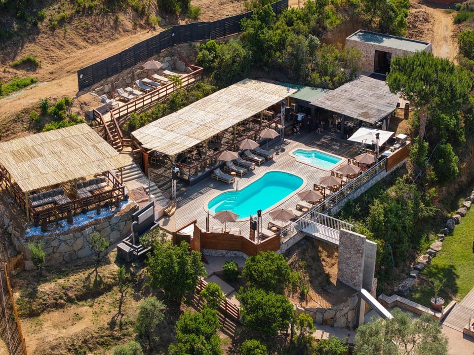 Restaurant/places to eat, Swimming pool