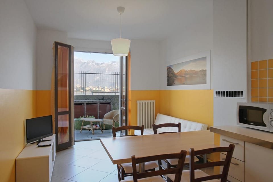 TV and multimedia, Kitchen or kitchenette, Living room, Seating area, Dining area