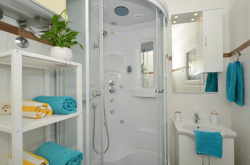 Shower, Toilet, Bathroom, towels