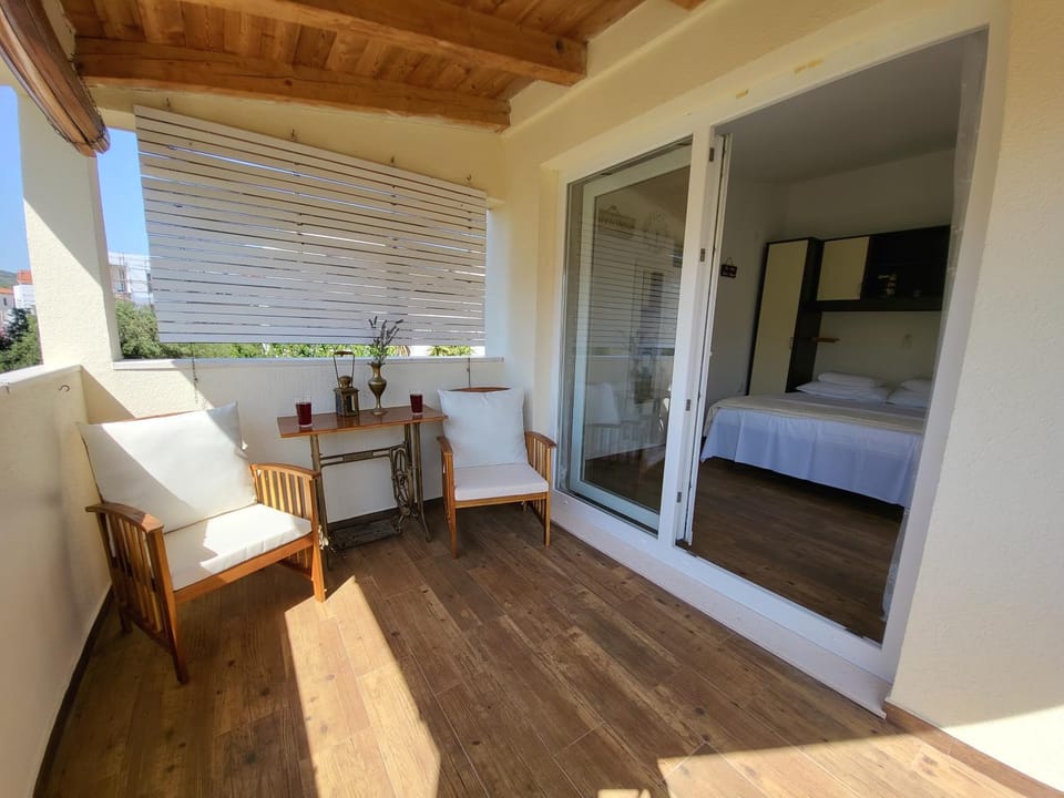 Bed, Balcony/Terrace, Bedroom, air conditioner