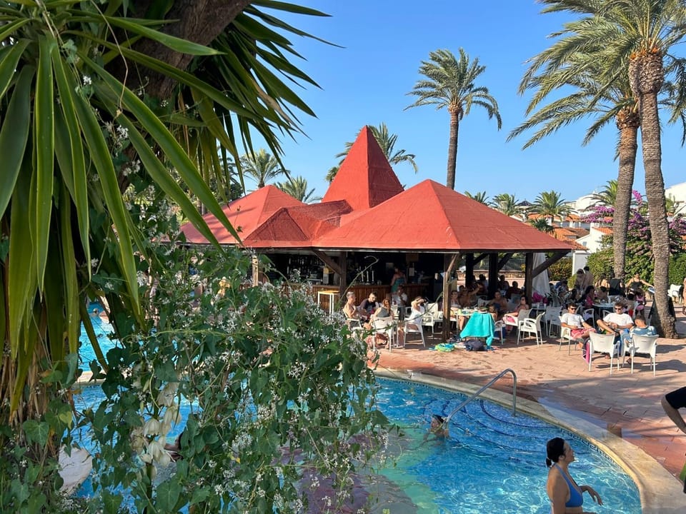 Restaurant/places to eat, People, Pool view, group of guests