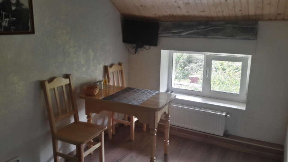 Photo of the whole room, Decorative detail, Location
