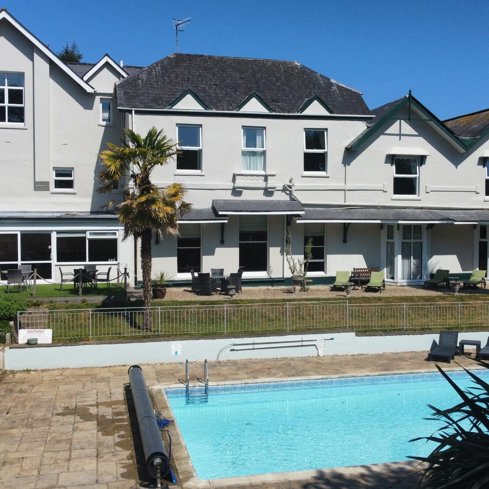 Property building, Garden, Balcony/Terrace, Pool view, Swimming pool, Swimming pool, sunbed
