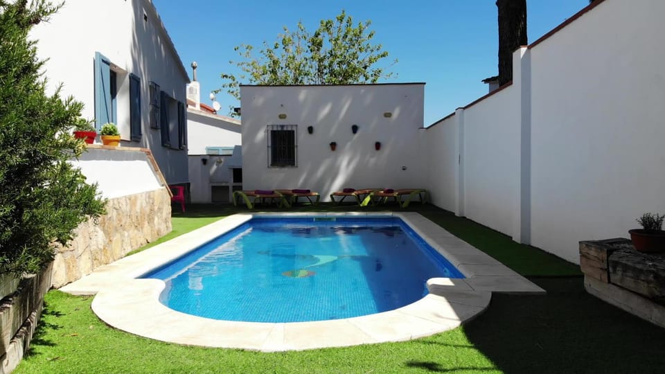 Delightful Villa close to the beach House in L'Escala