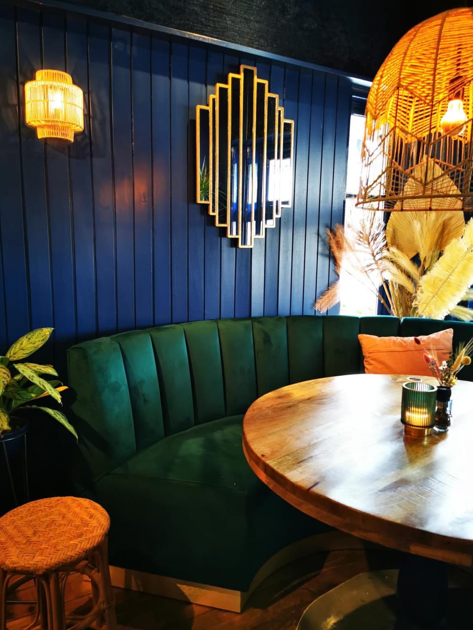 Restaurant/places to eat, Lounge or bar