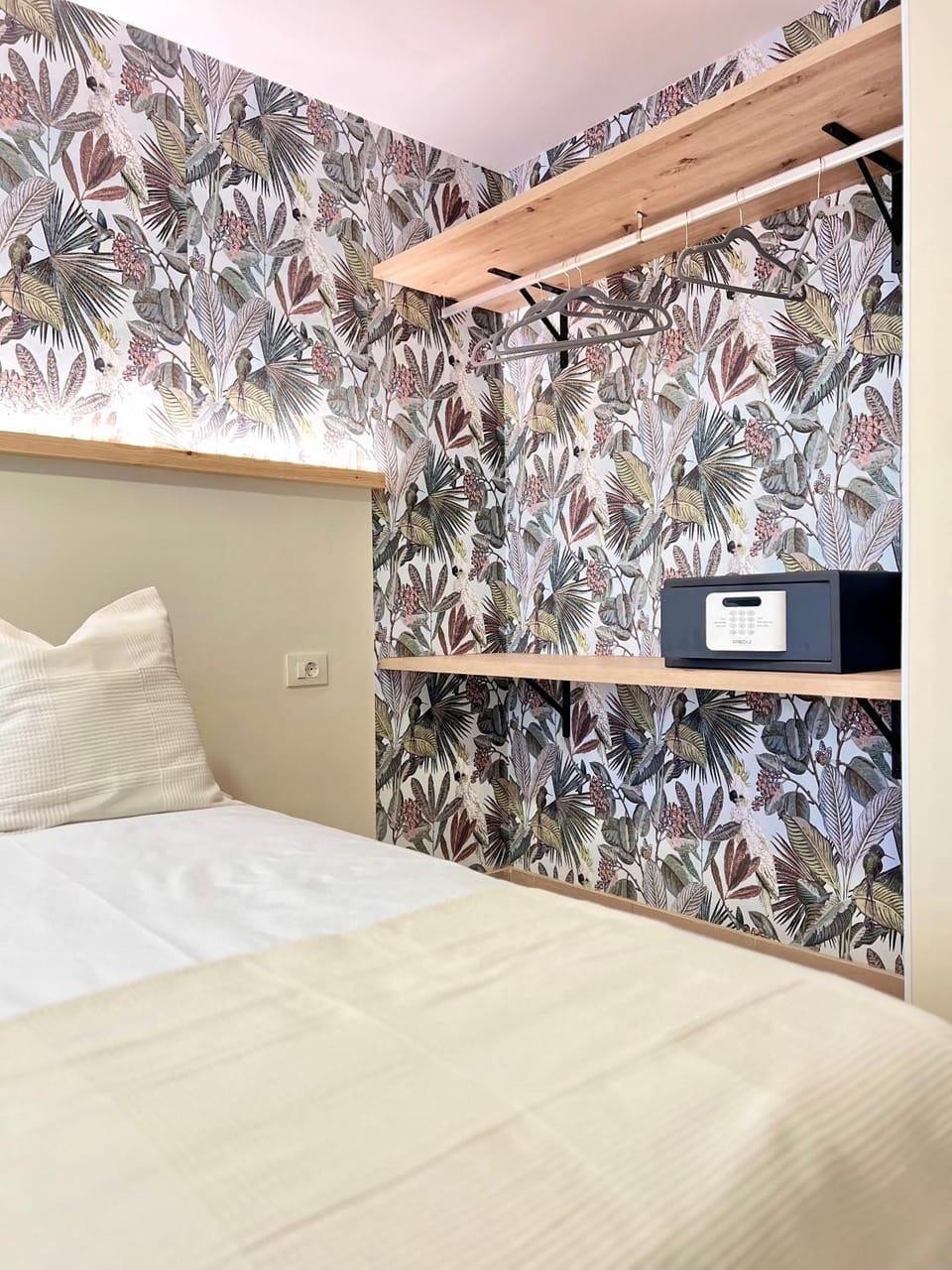 Bedroom, safe, wardrobe