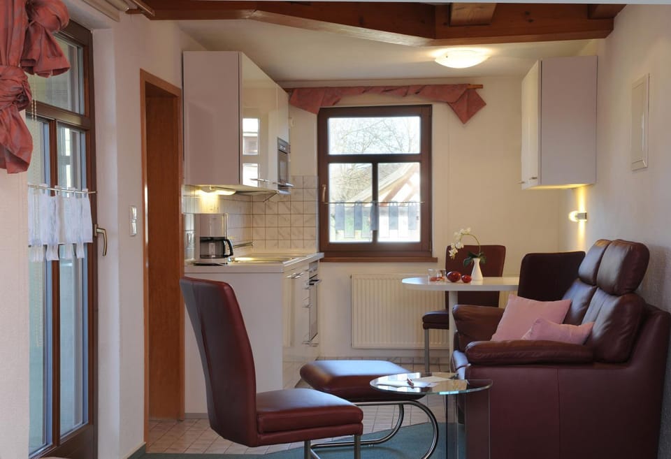 Coffee/tea facilities, Kitchen or kitchenette, Seating area, Dining area