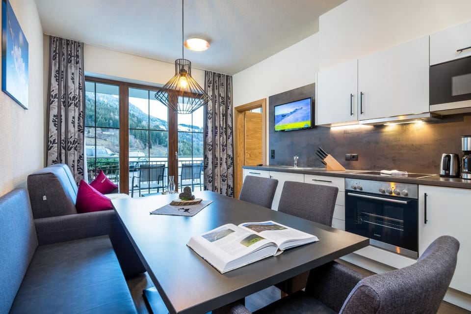 Kitchen or kitchenette, Seating area, Dining area