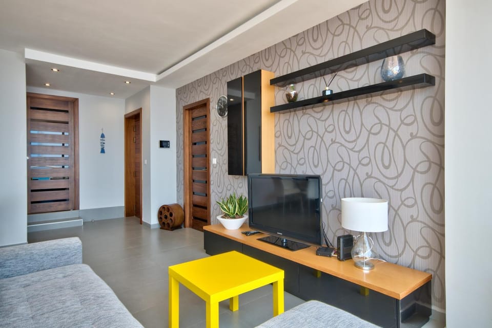 TV and multimedia, Living room, locker