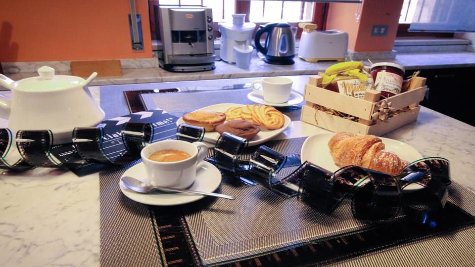 Coffee/tea facilities, Food and drinks, Dining area