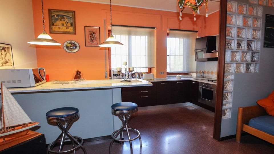 Coffee/tea facilities, Kitchen or kitchenette, Living room, Photo of the whole room, Dining area