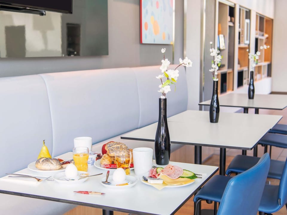 Photo of the whole room, Breakfast