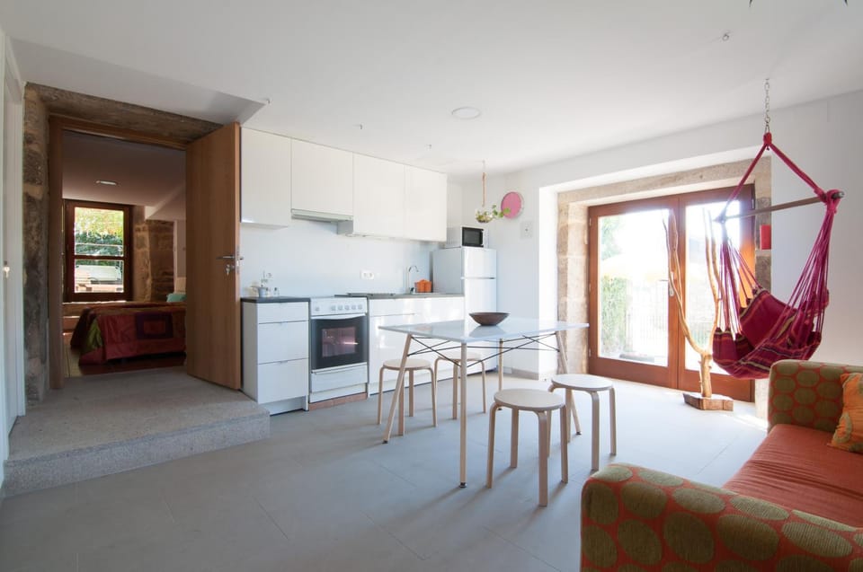 Communal lounge/ TV room, Day, TV and multimedia, Kitchen or kitchenette, Living room, Decorative detail, Dining area, Area and facilities