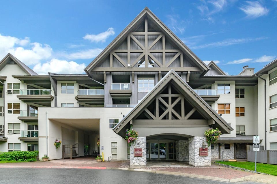 The Best Top Floor Ski-in/Ski-out at the Aspens Apartment in Whistler