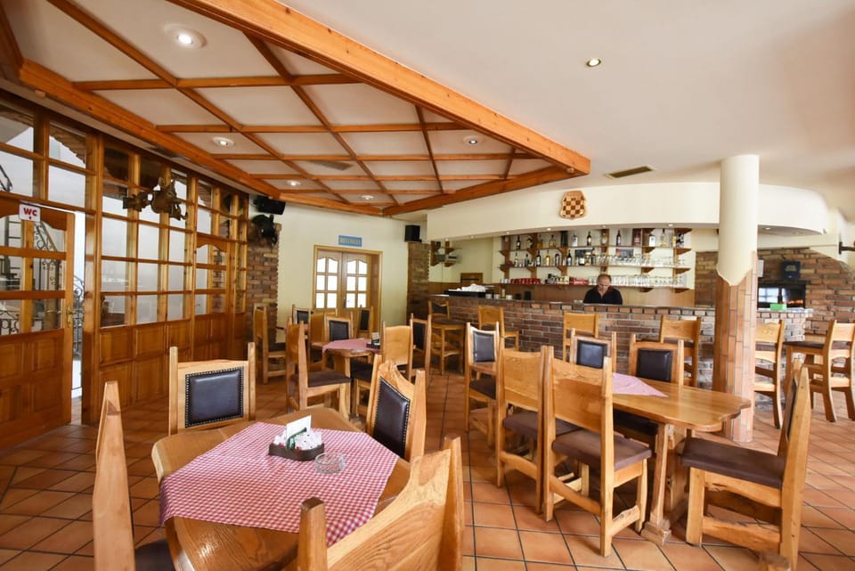 Restaurant/places to eat, Lounge or bar