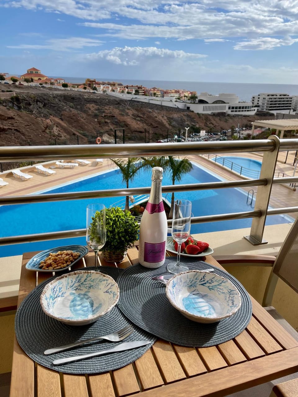 Balcony/Terrace, Balcony/Terrace, Pool view, Pool view, Sea view, Sea view, Drinks, Alcoholic drinks