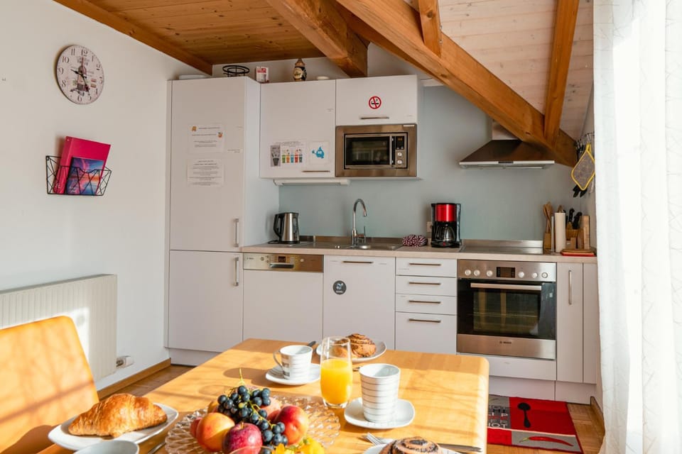 Coffee/tea facilities, Kitchen or kitchenette, Dining area, dishwasher, pet friendly, stove, toaster