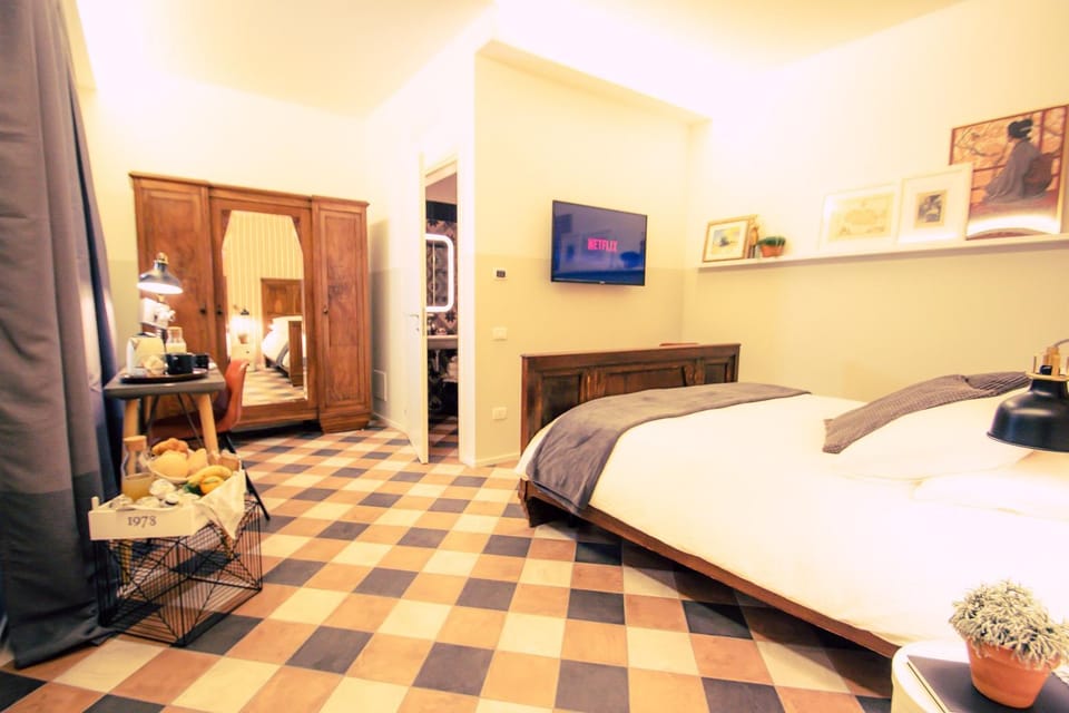 Bed, TV and multimedia, Bedroom