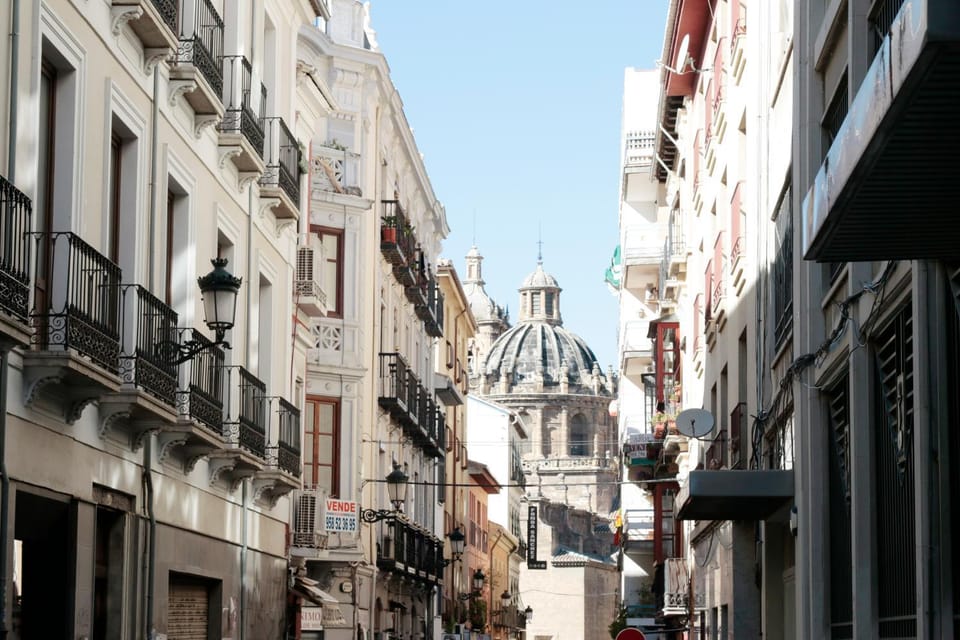 Property building, Nearby landmark, Restaurant/places to eat, Neighbourhood, City view, Street view, Shopping Area