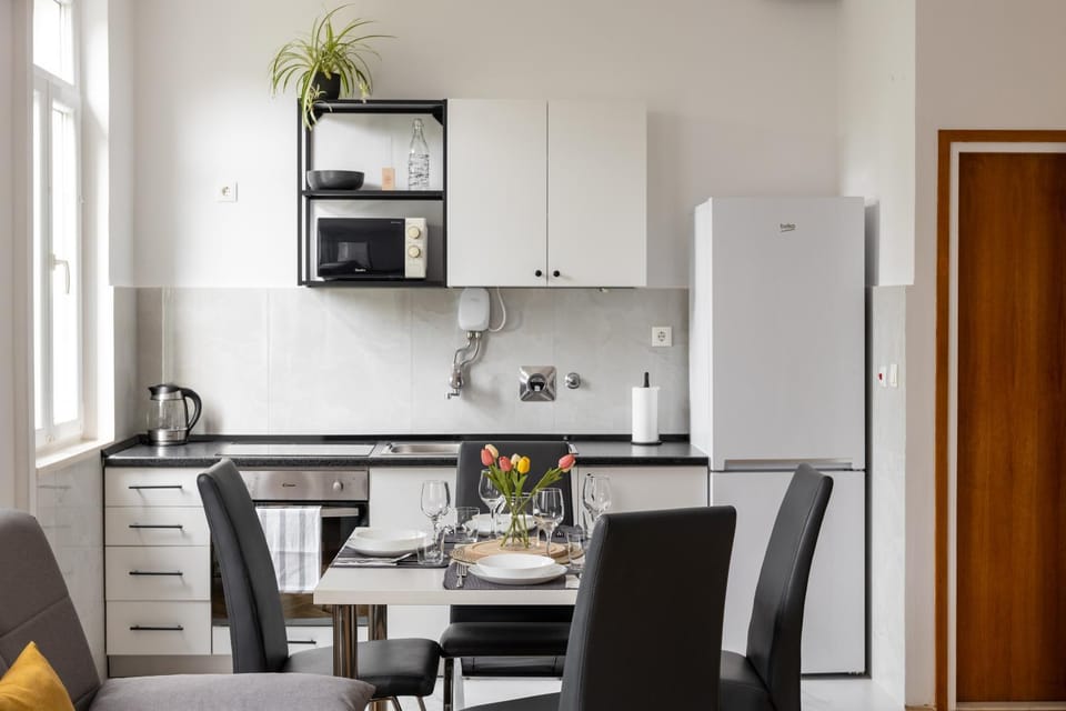Coffee/tea facilities, Kitchen or kitchenette, Living room, Seating area, Dining area, oven, stove, kitchen