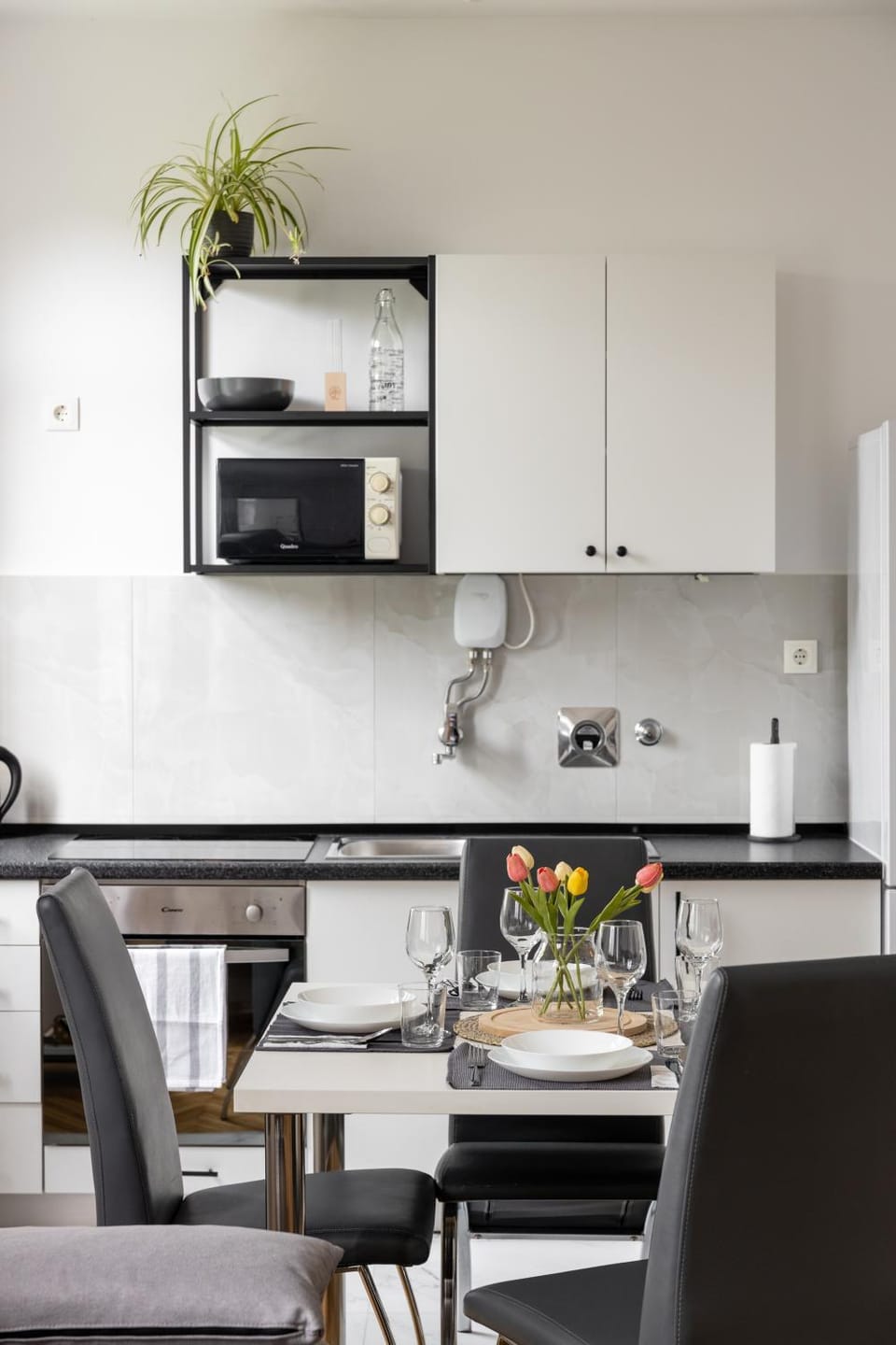Kitchen or kitchenette, Living room, Food and drinks, Seating area, Dining area, Food, oven, stove, kitchen