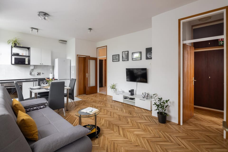 TV and multimedia, Kitchen or kitchenette, Living room, Seating area, Dining area