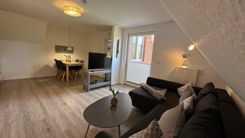 TV and multimedia, Living room, Seating area, Dining area