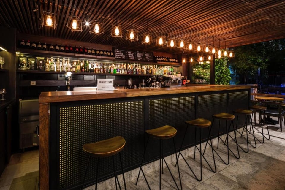 Restaurant/places to eat, Lounge or bar