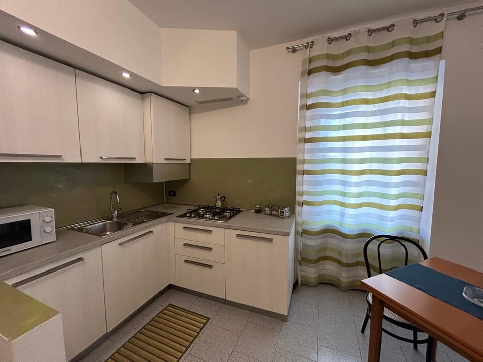 Kitchen or kitchenette, Dining area, minibar, stove