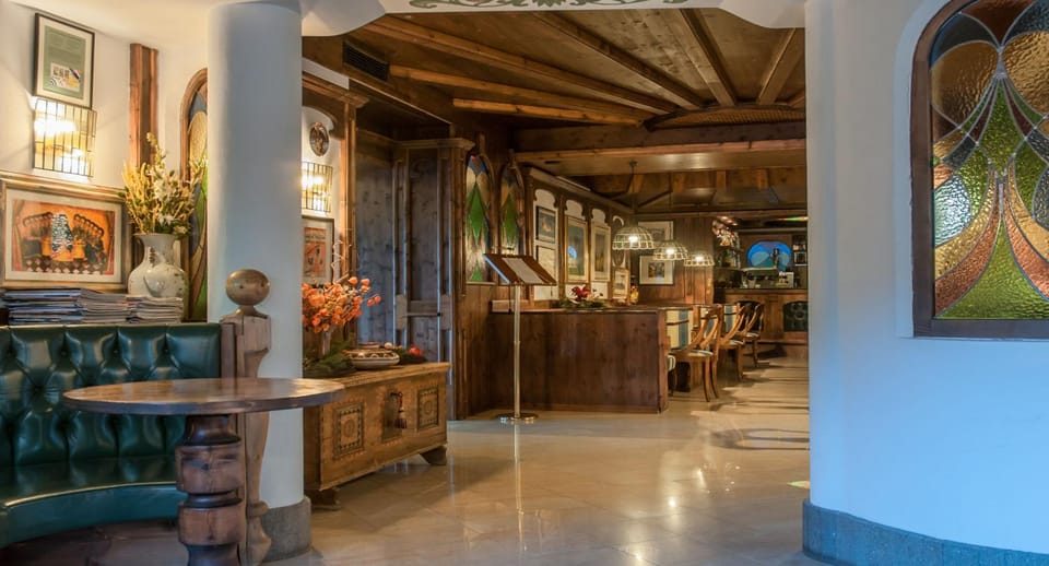 Lounge or bar