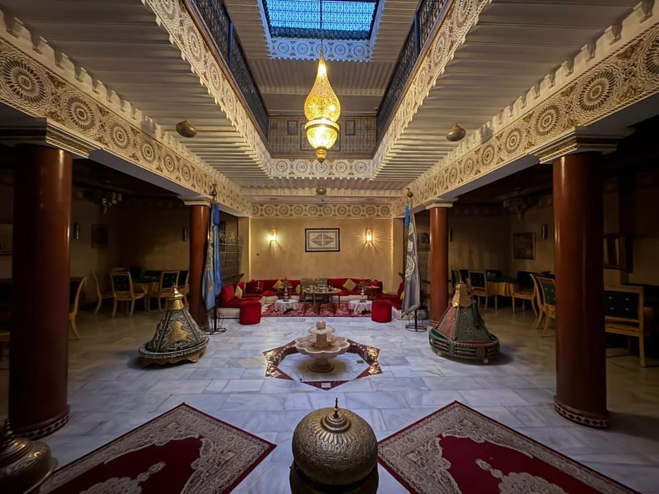 Restaurant/places to eat, Living room