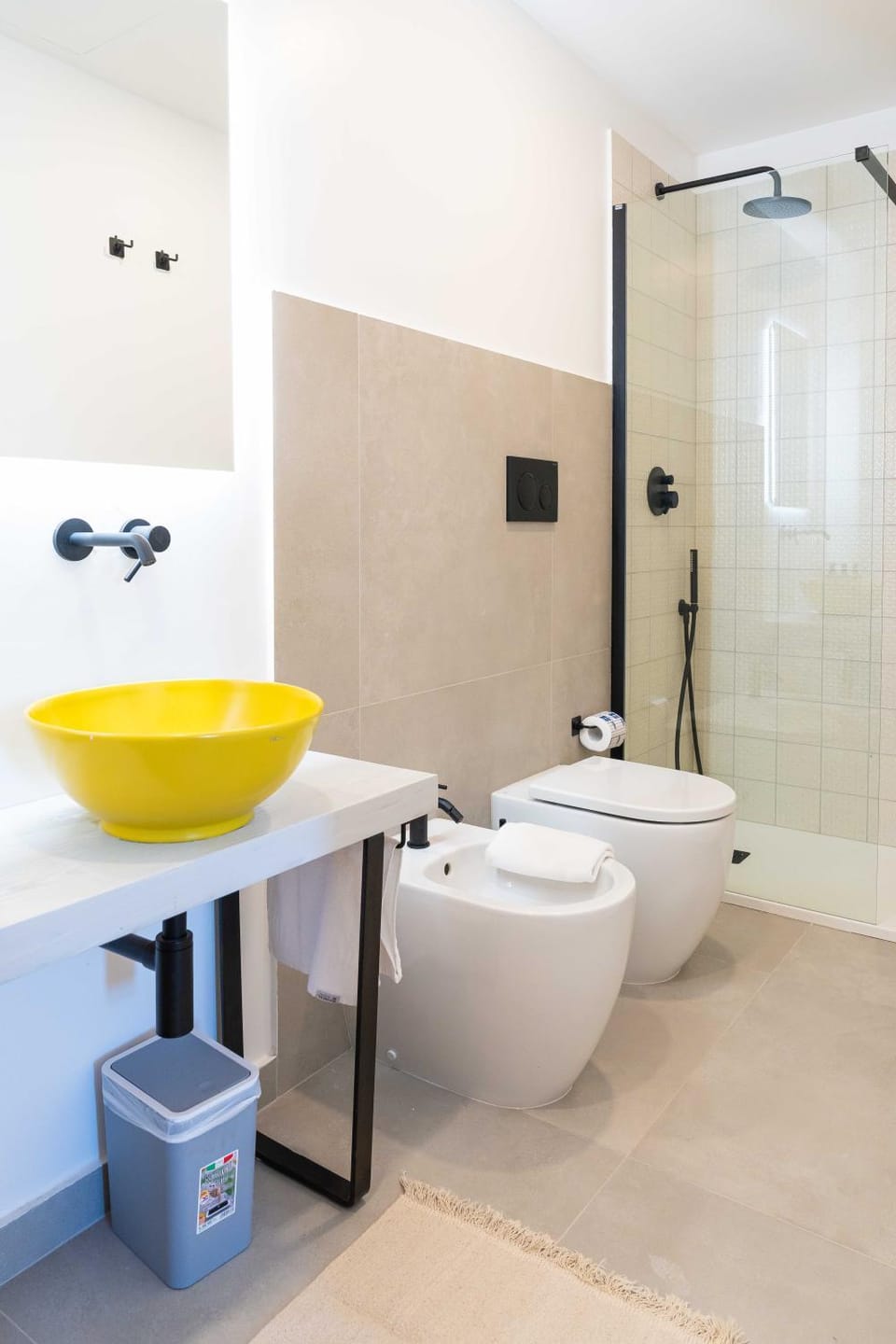 Shower, Toilet, Bathroom, bidet, towels