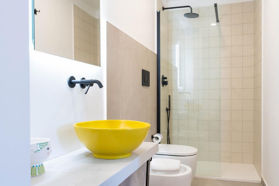 Shower, Toilet, Bathroom, bidet, towels