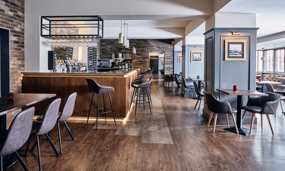 Restaurant/places to eat, Lounge or bar