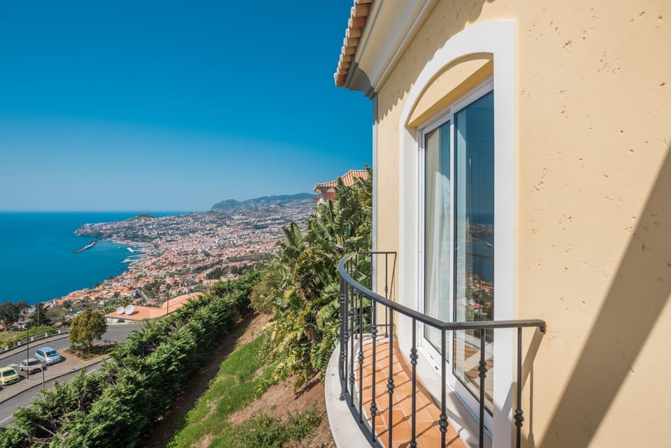 Sea view, Street view