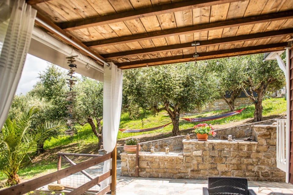 Property building, Patio, Garden, View (from property/room), Balcony/Terrace, Living room, Seating area, Garden view