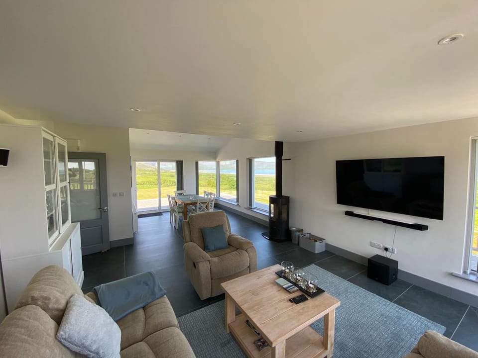 TV and multimedia, Living room, Seating area, Evening entertainment